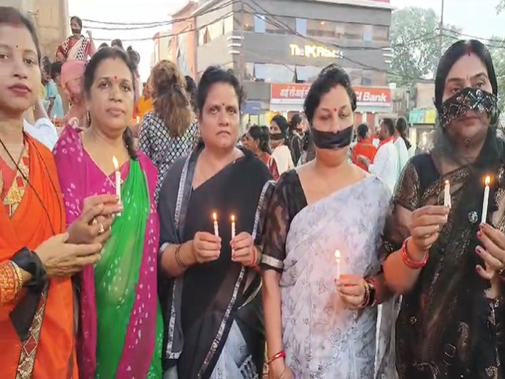 भाजपा महिला मोर्चा ने निकाला कैंडल मार्च - Dainik Bhaskar