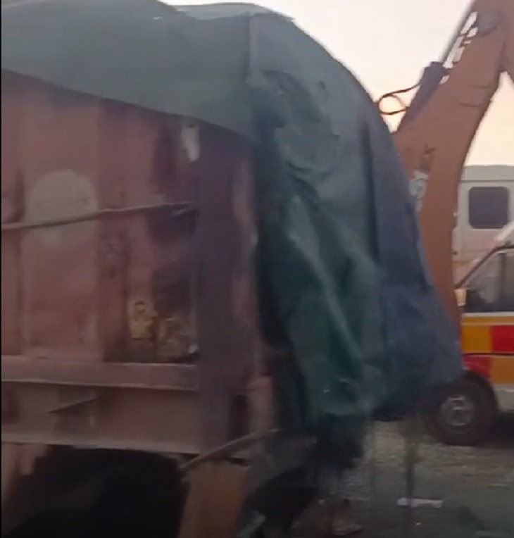 सड़क पर खड़ा ट्रॉला। जिसमें प्राइवेट बस घुसी।