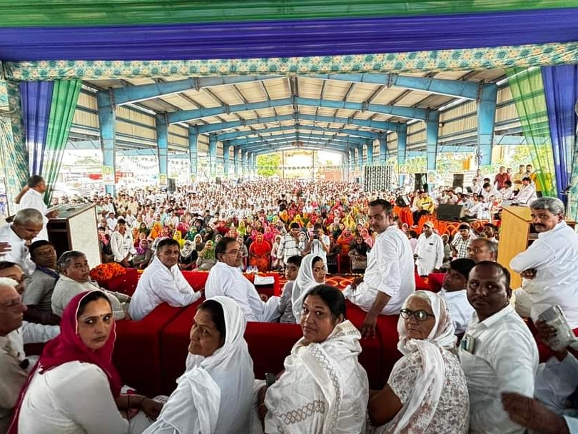 सभा के दौरान मंच पर बैठे इनेलो पदाधिकारी