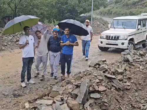 जम्मू-कश्मीर के गांदरबल में लैंडस्लाइड के कारण रास्ते ब्लॉक हैं।