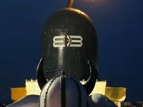 पाताल भैरवी मंदिर में 500 फीट ऊंची क्रेन की मदद से 120 फीट ऊंचे शिवलिंग पर 6000 लीटर दूध और जल चढ़ाया।