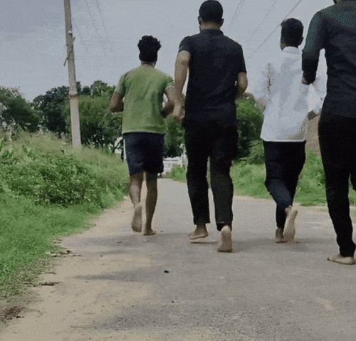 गांव के लड़के अभी भी सरकारी नौकरी की उम्‍मीद में तैयारी में जुटे हुए हैं।