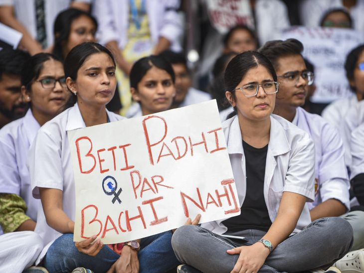 पुणे के बीजे मेडिकल कॉलेज में महाराष्ट्र स्टेट एसोसिएशन ऑफ रेजिडेंशियल डॉक्टर्स (सेंट्रल-एमएआरडी) के मेंबर्स ने शुक्रवार (16 अगस्त) को कोलकाता रेप-मर्डर घटना के विरोध में प्रदर्शन किया। - Dainik Bhaskar