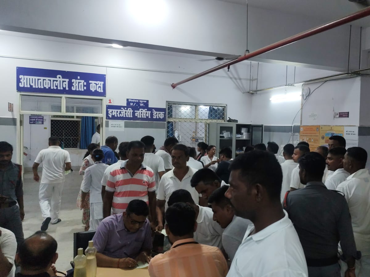 वीरपुर अनुमंडल अस्पताल में सभी जवानों को इलाज के लिए लाया गया था।