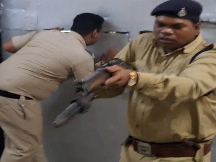 जब करीब 50 की संख्या में कार्यकर्ता जेल बिल्डिंग के मेन एंट्रेंस गेट तक जा पहुंचे। तब वहां खड़े प्रहरी ने 303 रायफल निकाली और जोर से हटो कहकर कार्यकर्ताओं के सामने तान दी।