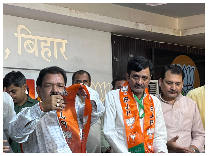 पूर्व विधायक सुनील पांडेय अपने बेटे को साथ बिहार विधानसभा चुनाव से पहले बीजेपी में शामिल हुए हैं।