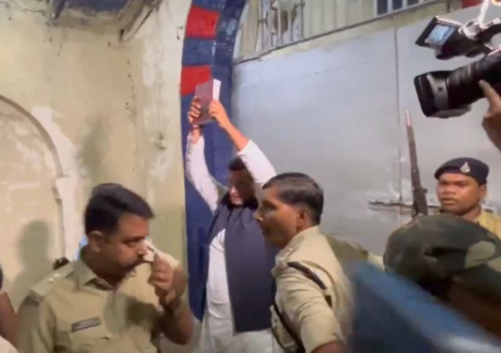 रायपुर सेंट्रल जेल लाए जाने के दौरान विधायक देवेंद्र यादव हाथ में संविधान की कॉपी पकड़कर दिखाते रहे।