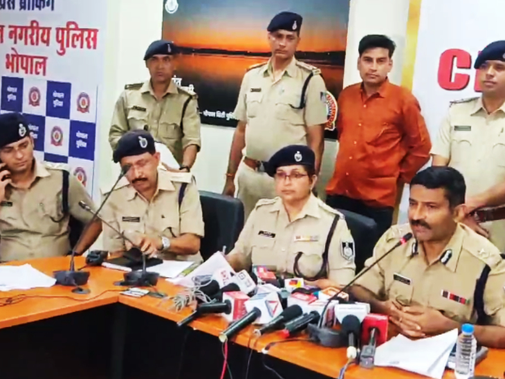 पुलिस कमिश्नर हरिनारायण चारी मिश्र (लेफ्ट) ने बताया कि पुलिस की 9 टीम ने जांच की। 20 किलोमीटर रास्ते में लगे 400 से ज्यादा सीसीटीवी कैमरे खंगालकर आरोपियों तक पहुंचे।