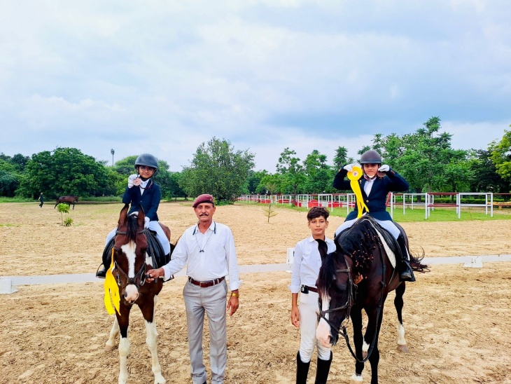 धानवी पिचानौत ने अपना कमाल दिखाते हुए राज्य स्तरीय घुड़सवारी प्रतियोगिता में चार मेडल अपने नाम किए हैं। - Dainik Bhaskar