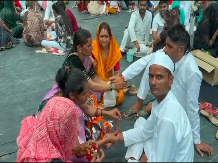 जेल में बंदी भाइयों को राखी बांधती बहनें