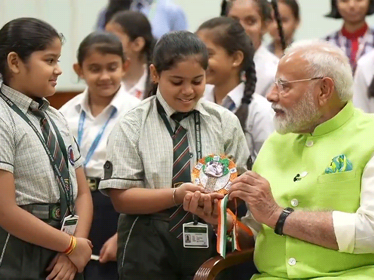 दिल्ली में PM मोदी की कलाई पर कई बच्चों ने राखी बांधी। PM ने बच्चों को इस त्योहार की बधाई दी। - Dainik Bhaskar