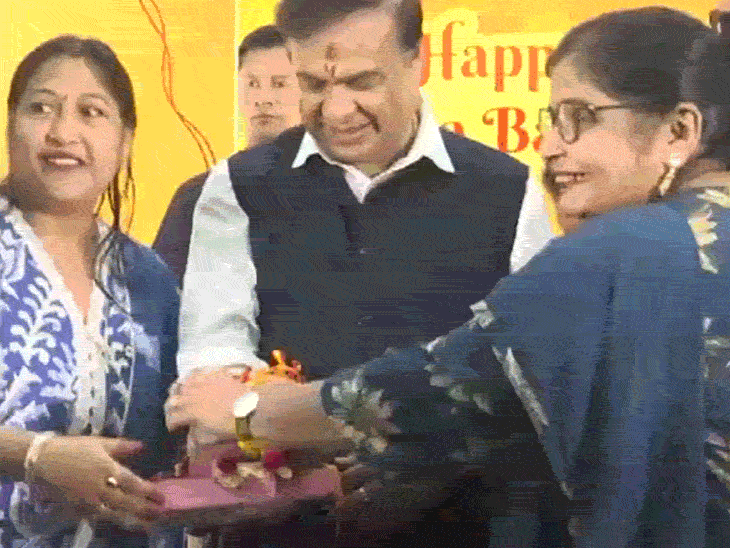असम के मुख्यमंत्री हिमंत बिस्वा सर्मा ने गुवाहाटी में महिलाओं से राखियां बंधवाईं। असम CM ने देशवासियों को राखी के त्योहार की बधाई दी।