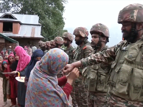 जम्मू-कश्मीर के उरी में LOC के पास सोनी गांव में महिलाओं ने जवानों को राखी बांधी।