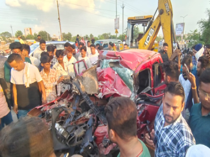 जेसीबी की मदद से कार को ट्रक से बाहर निकाला गया