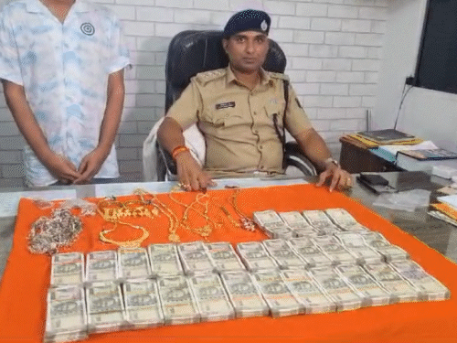 सफेद शर्ट में आरोपी विजय पांडेय जिसके कब्जे से कैश और जेवरात भी मिले।