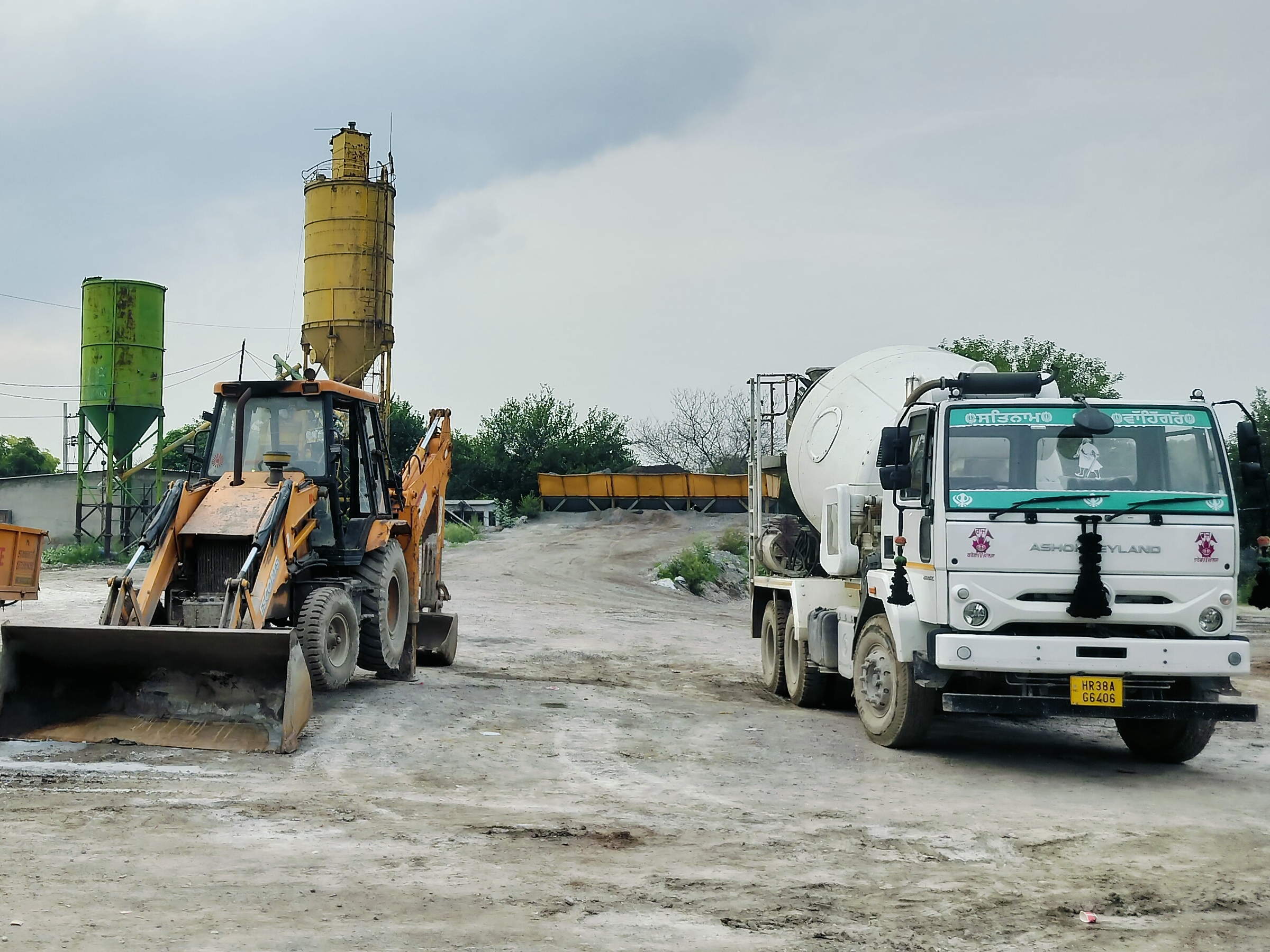 मौके पर खड़ी जेसीबी व अन्य वाहन।