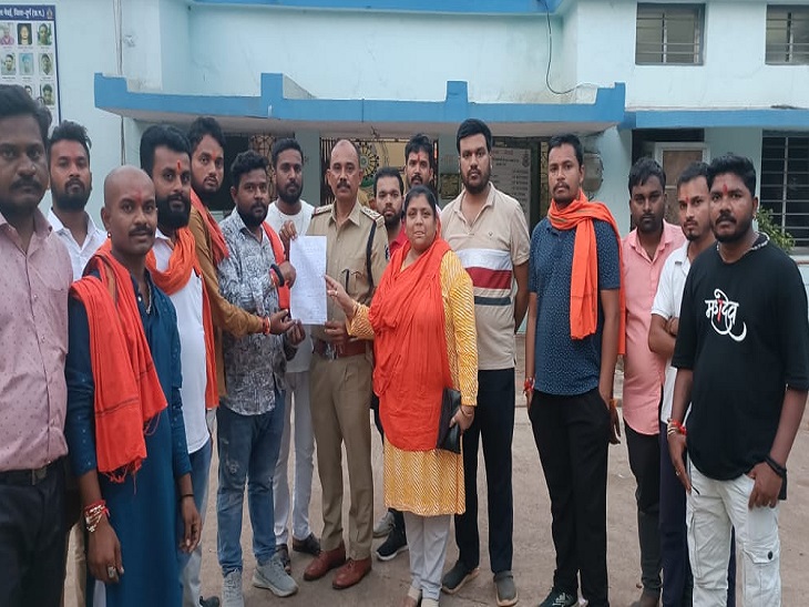 बजरंगियों ने नेवई थाना प्रभारी को सौंपा ज्ञापन