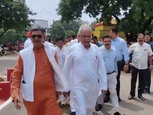 पूर्व सीएम के साथ ही नेता प्रतिपक्ष डॉ. चरणदास महंत, रविंद्र चौबे, उमेश पटेल समेत कांग्रेस के करीब 15 विधायक सेंट्रल जेल पहुंचे थे।