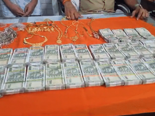 आरोपी से बरामद रुपए और गहने। - Dainik Bhaskar