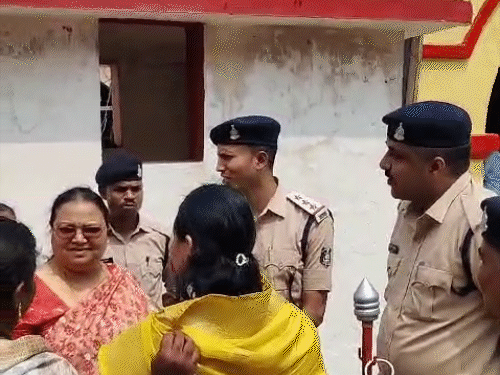 कई महिला कांग्रेस विधायक भी सेंट्रल जेल पहुंचीं थीं।