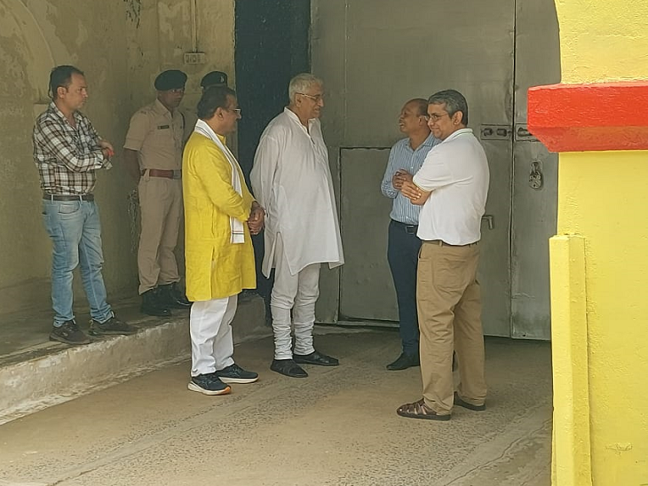 कांग्रेस विधायक दल से पहले पूर्व डिप्टी सीएम टीएस सिंहदेव भी विधायक देवेंद्र यादव से मिलने के लिए रायपुर जेल पहुंचे थे, लेकिन उन्हें मुलाकात की अनुमति नहीं दी गई।