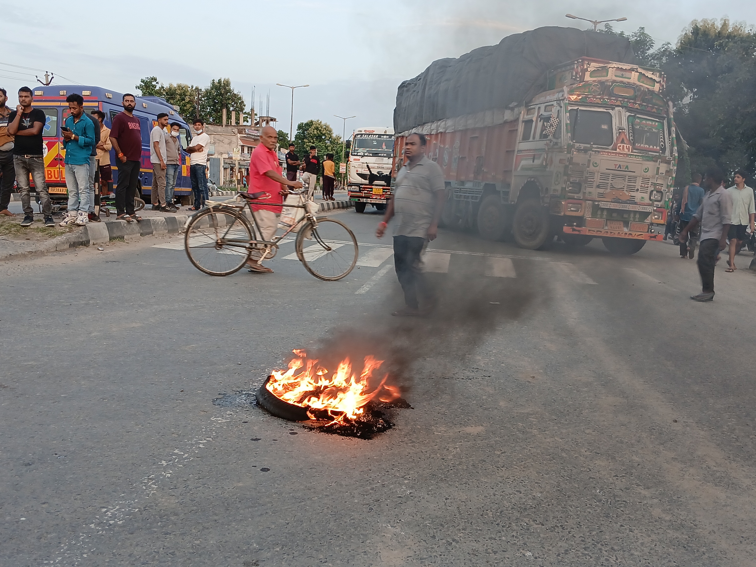 Cyclist dies after being hit by truck | ट्रक की चपेट में आने से साइकिल ...