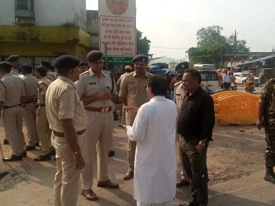 कोरबा में अलर्ट नजर आई पुलिस टीम।