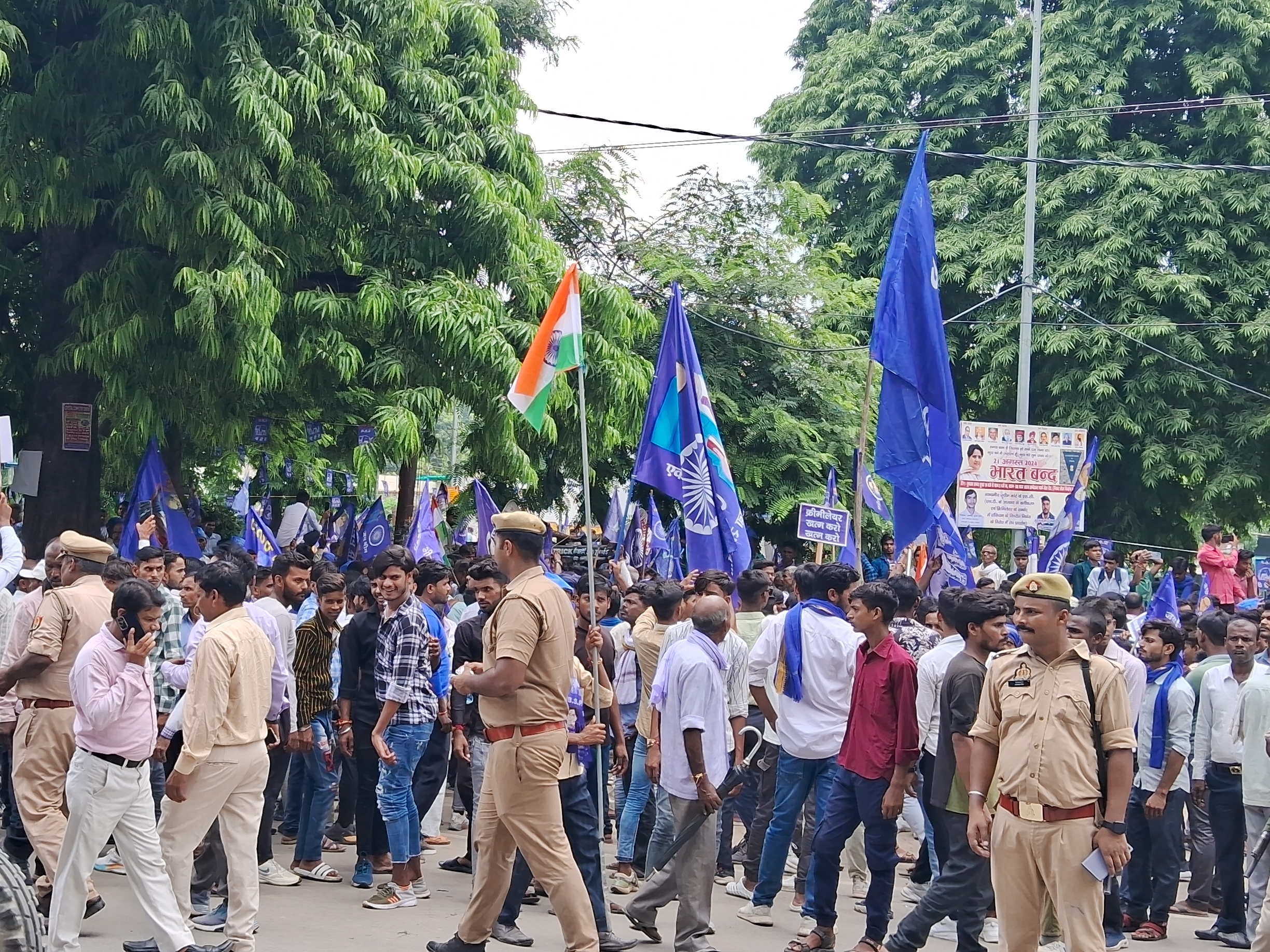 Effect of Bharat Bandh in Hardoi | हरदोई में भारत बंद का असर: संगठनों ने मिलकर अंबेडकर पार्क में किया प्रदर्शन, सरकार और सुप्रीम कोर्ट पर उठाए सवाल - Hardoi News ...