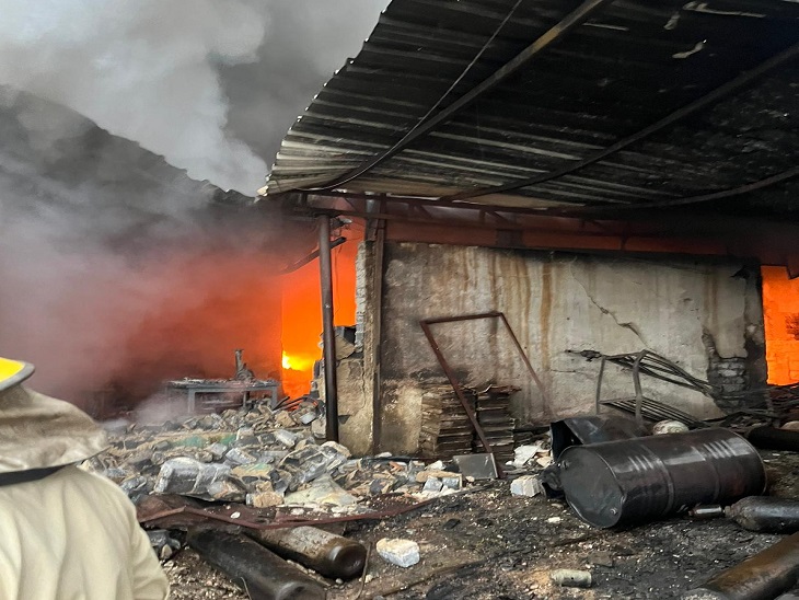 फैक्ट्री में लगी भीषण आग - Dainik Bhaskar