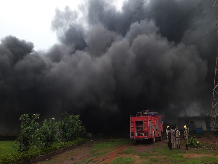 आग बुझाने में लगी हैं 4 दमकल गाड़ियां।