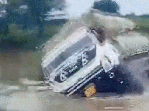 A truck loaded with vegetables overturned on the road in Prayagraj, VIDEO
