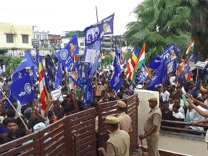 Demonstration At The Collectorate Regarding Bharat Bandh In Azamgarh |  आजमगढ़ में भारत बंद को लेकर प्रदर्शन: कलेक्ट्रेट पर बसपा का झंडा लहराया,  लोगों ने जबरन दुकानें बंद ...