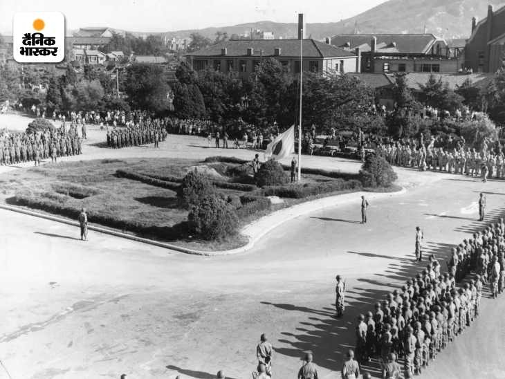 ये ऐतिहासिक तस्वीर 9 सितंबर 1945 की है, जब कोरिया के सियोल शहर में लगा जापानी झंडा हटाया गया।