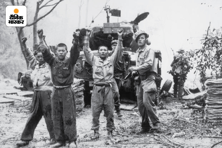 ये तस्वीर जंग के दौरान पकड़े गए कोरियाई सैनिकों की है। दोनों तरफ के लाखों सैनिक युद्ध-बंदी बनाए गए थे। संयुक्त राष्ट्र संघ के नेतृत्व में युद्धबंदियों को छोड़ने के लिए बनाए गए देखरेख दल का जिम्मा भारतीय सेना के एक अधिकारी जनरल थिमैया को सौंपा गया था।