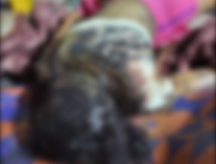 घर पर पड़ा शव।