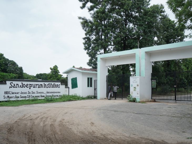 ये चांदपुर में बना सेनजोपुरम इंस्टीट्यूट का कैंपस है। इसमें स्कूल और अनाथालय चल रहे हैं।