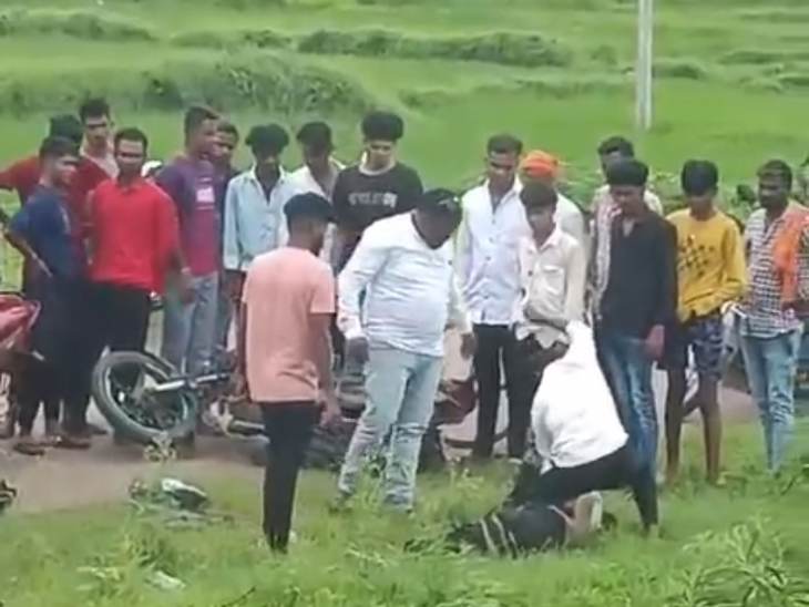 गांव में युवक की पिटाई करते ग्रामीण।