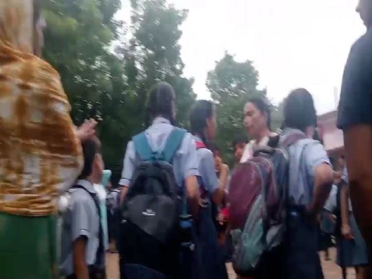 करंट फैलने के बाद स्कूल से बाहर किया गया बच्चों को - Dainik Bhaskar