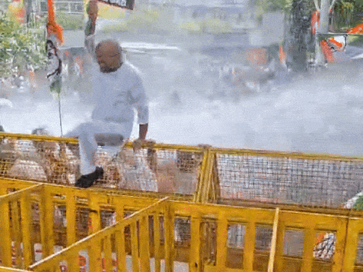 प्रदर्शन के दौरान कांग्रेस विधायक वाटर कैनन के प्रेशर के कारण बैरिकेड से गिर गए। - Dainik Bhaskar