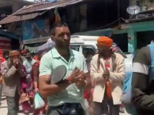 जम्मू कश्मीर के डोडा से मणिमहेश जाते हुए श्रद्धालुओं का जत्था