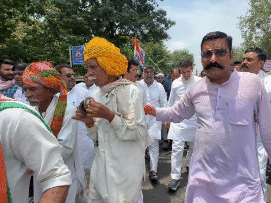 कांग्रेस कार्यकर्ता मजीरे बजाते हुए प्रदर्शन के लिए निकले।