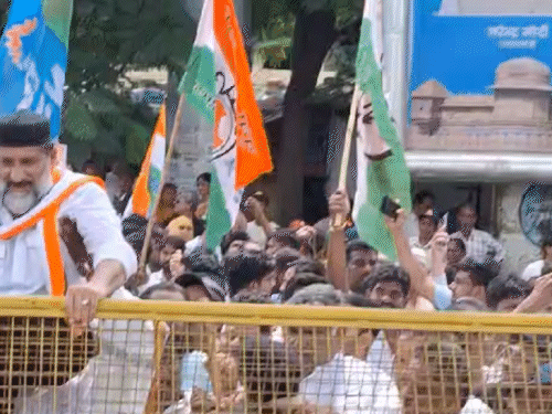 कांग्रेस विधायक आरिफ मसूद बैरिकेड पर चढ़ गए।