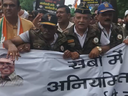 प्रदर्शन में कांग्रेस सैनिक प्रकोष्ठ के नेता भी शामिल हुए।