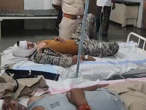 घटना में TI समेत 3 पुलिसकर्मियों को चोटें लगी हैं।