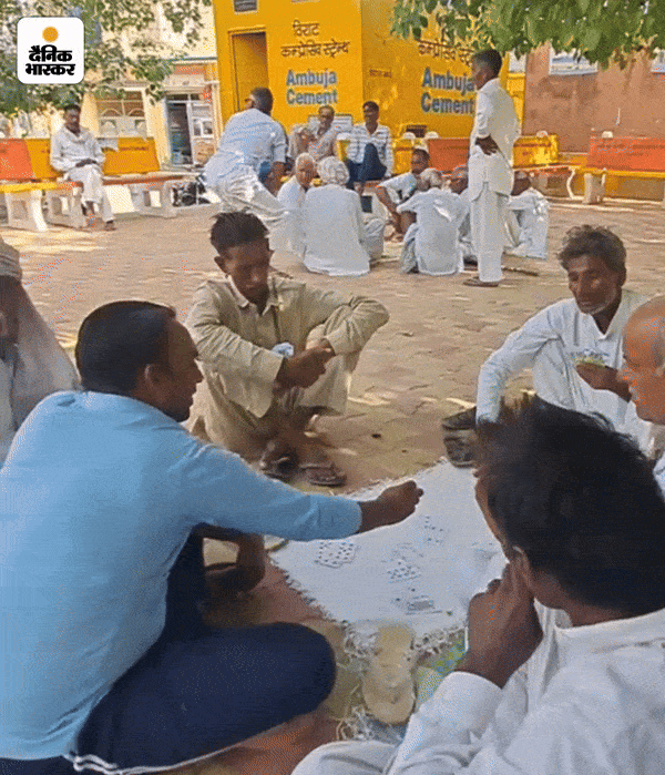 कन्‍हैया के दादा के सगे भाई हमें पेड़ के नीचे ताश खेलते हुए मिल गए।