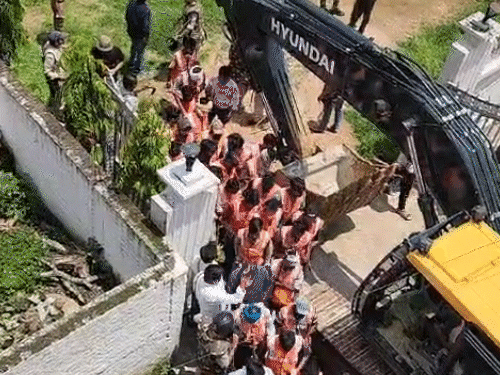 मकान के गेट पर खड़ा बुलडोजर, ताला तोड़कर अंदर पहुंचा।