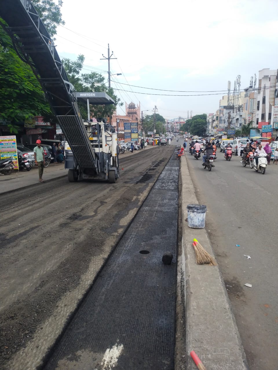 रॉयल मार्केट से भारत टॉकीज तक सड़क की नई तकनीक से रिपेयरिंग की जा रही है। ताकि सड़क की ऊंचाई नहीं बढ़ सकें।