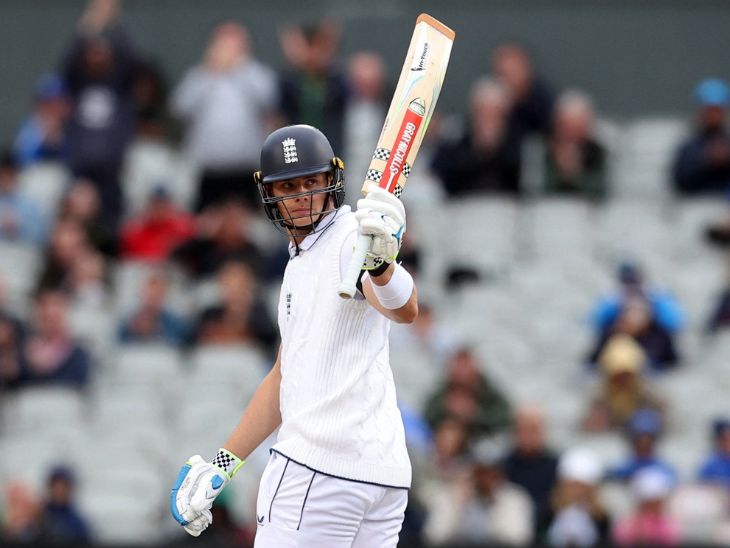 जेमी स्मिथ 72 रन बनाकर नाबाद रहे.