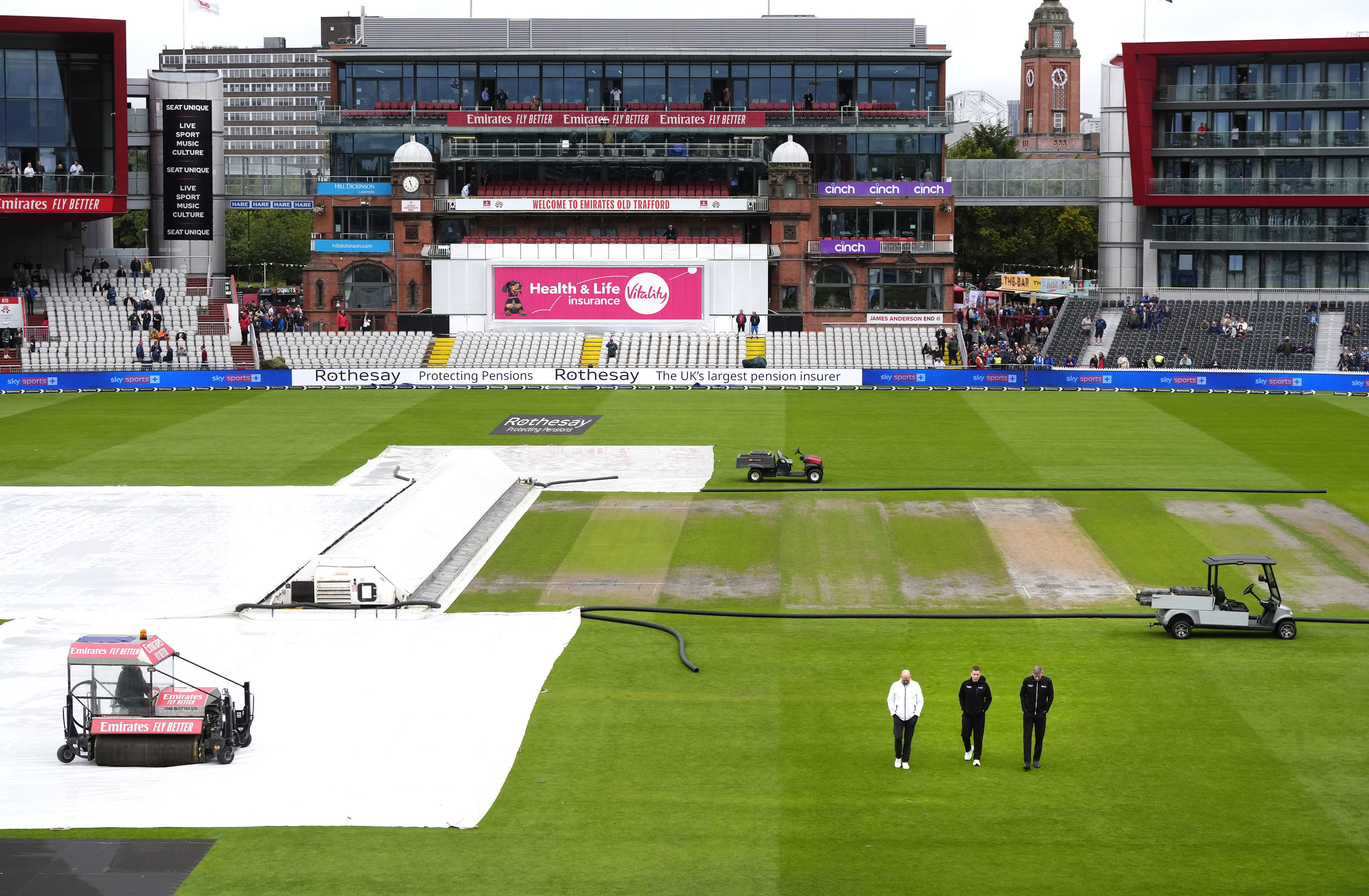 बारिश के कारण दूसरे दिन का खेल देर से शुरू हुआ.