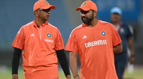 कप्तान रोहित शर्मा ने पूर्व मुख्य कोच राहुल द्रविड़ की तारीफ की.